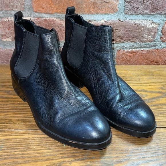 Cole Haan Landsman W06488 Women's Size 9.5B Black Leather Pull On Chelsea Bootie - Picture 1 of 12